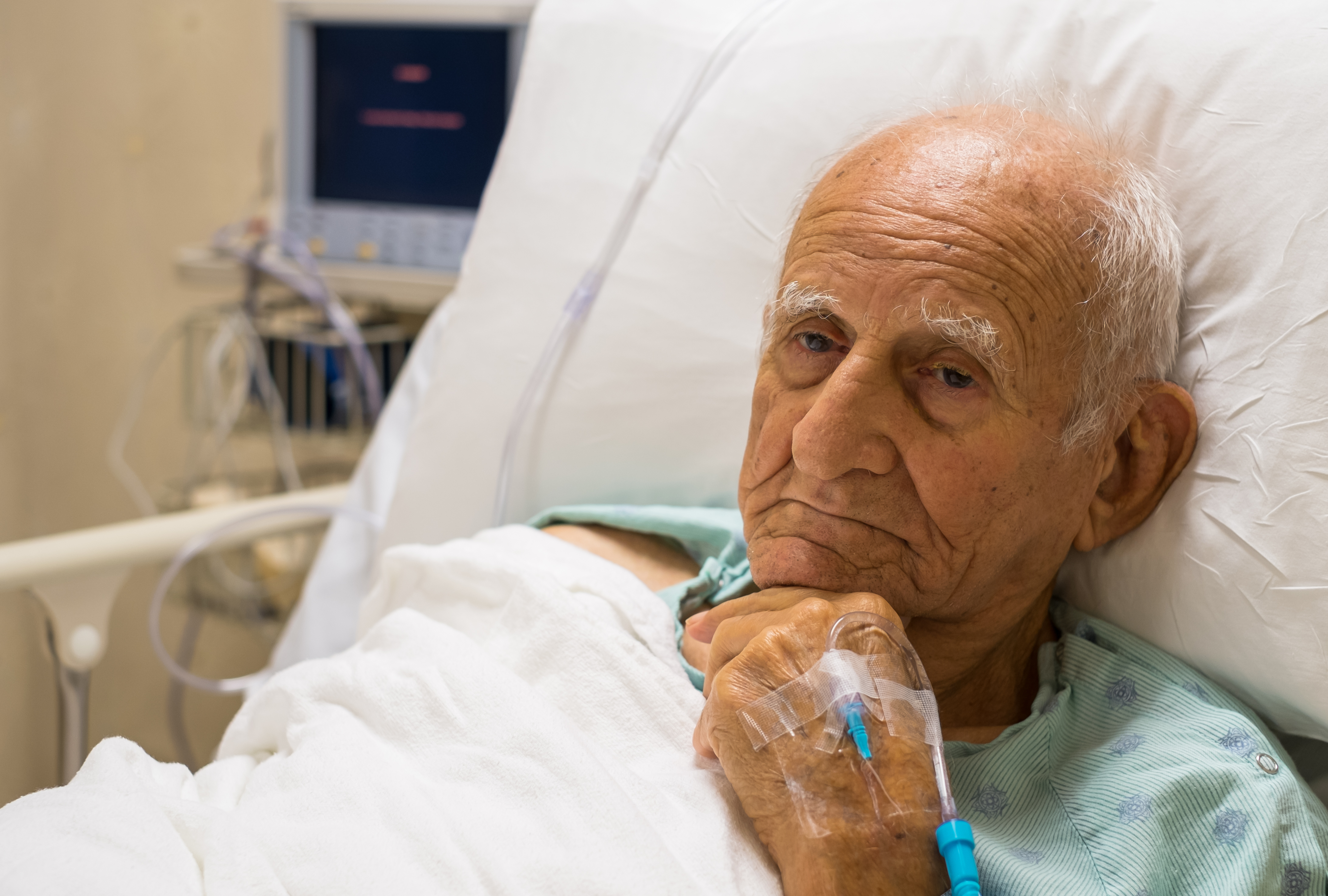 Операции после 70 лет. Пожилой пациент. Пожилой мужчина в больнице.