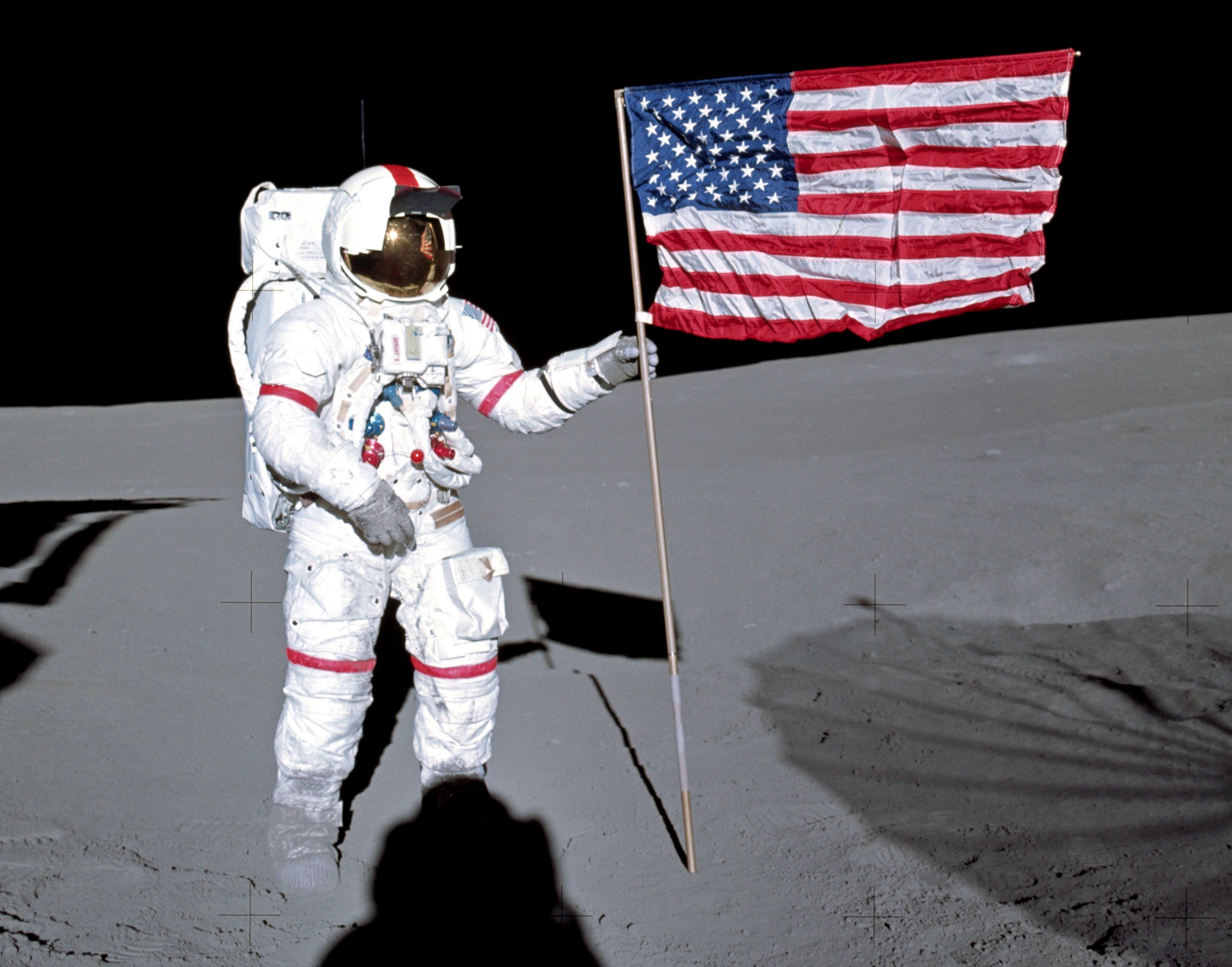 Человек на луне сша. Аполло-14 астронавты на Луне. Флаг США на Луне.