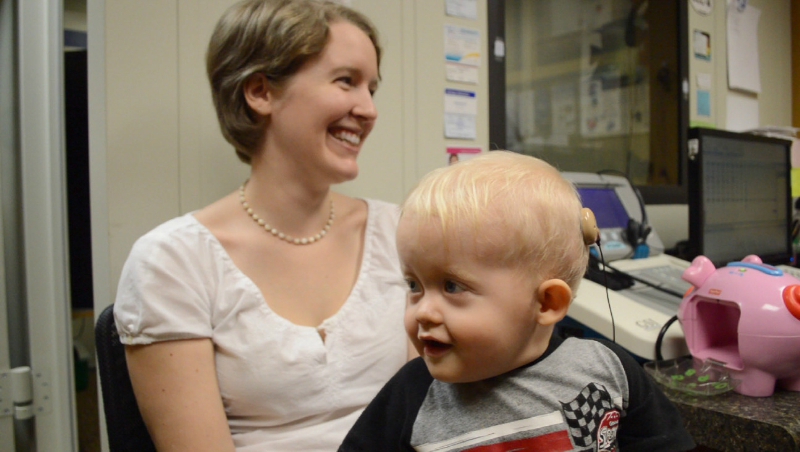 Baby hear. Дети с кохлеарными имплантами.. Ребенок впервые слышит маму. Baby hear у взрослых. Кохлеарная имплантация ребенок улыбается.
