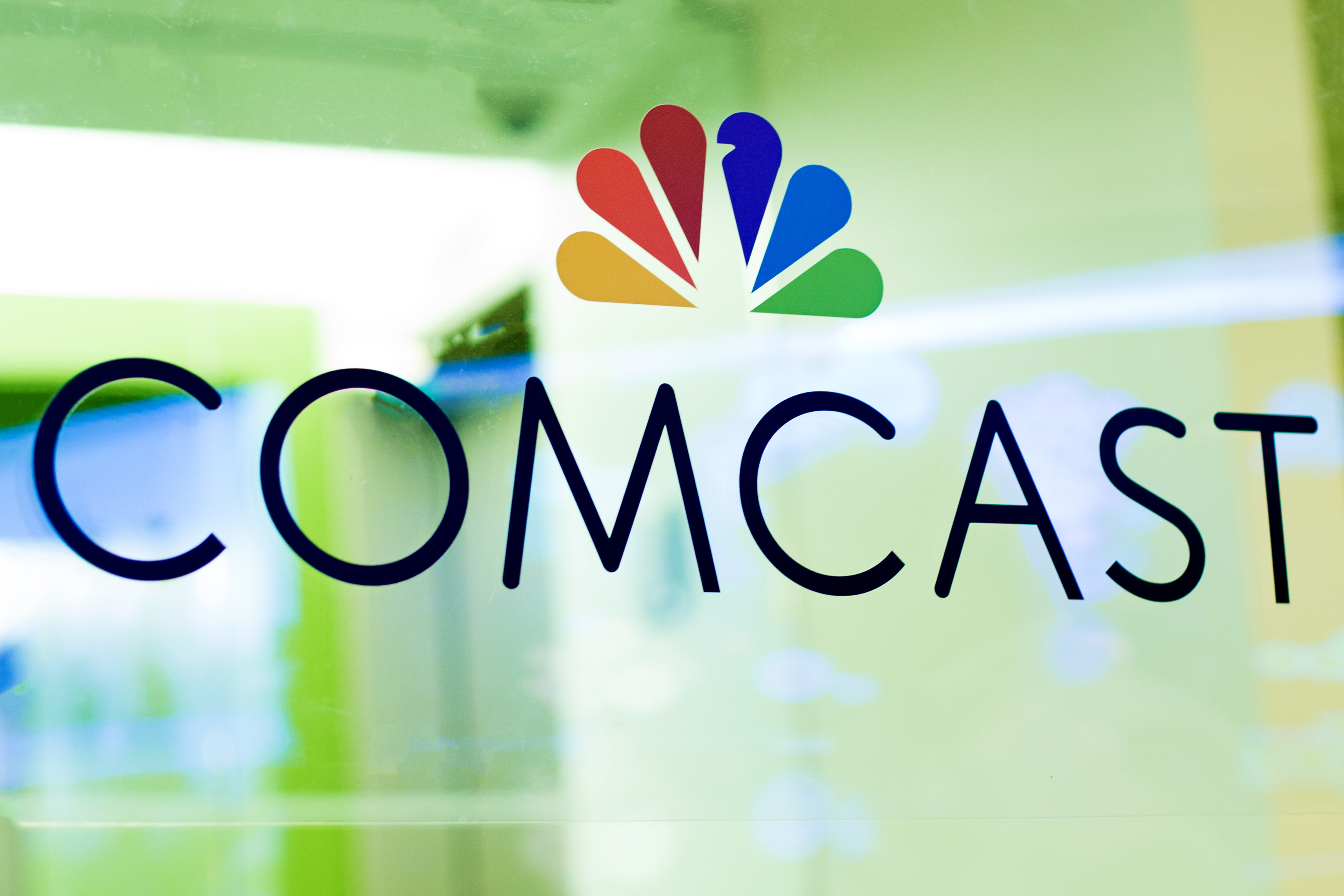 Ccomcast Apple and Comcast in Talks with Movie Studios Over Digital Download ...